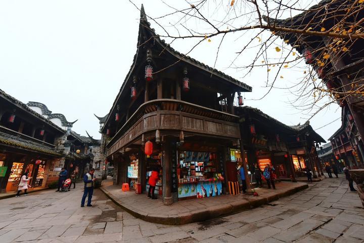 七旬老太突发“黑云遮目”,南昌普瑞眼科杨海军院长助其与光明重逢,收获意料之外的好视力!
